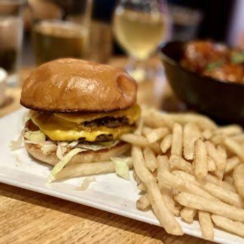 East End Gastropub signature dishes Bianca Pizza
Burger
Chicken Parm